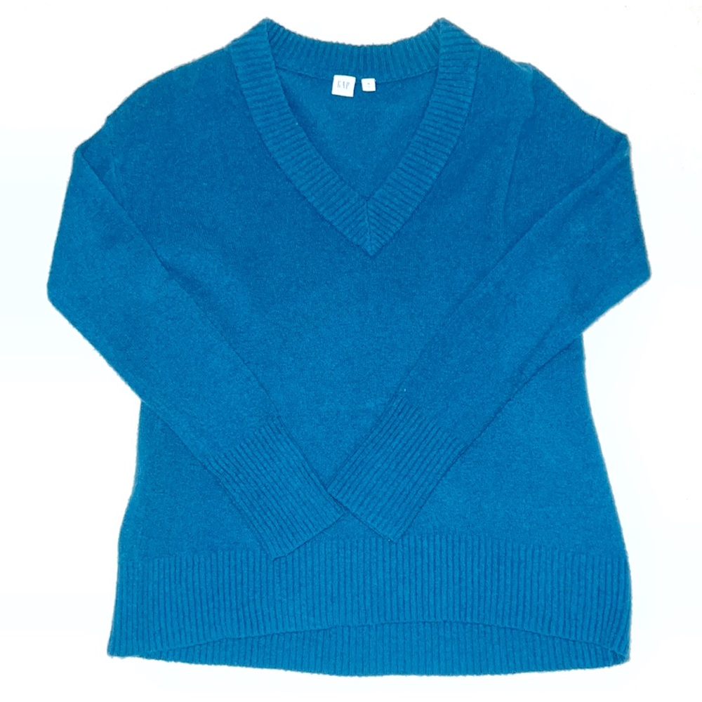 GAP long v-neck sweater - size M